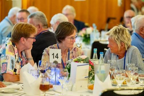 VdKlerinnen vor dem Abendessen im Gespräch am Tisch