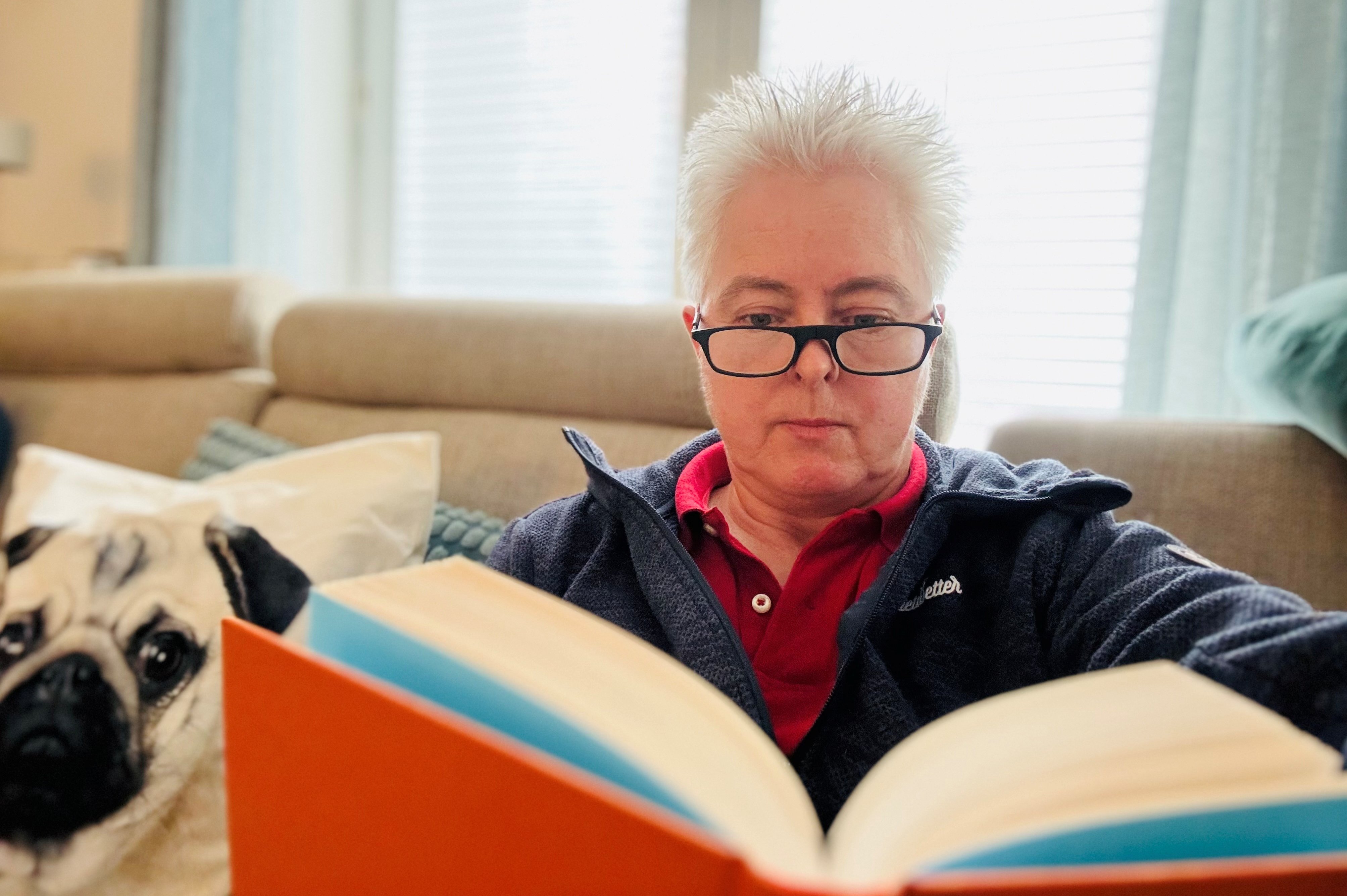 Susanne Staupendahl mit Lesebrille und Buch