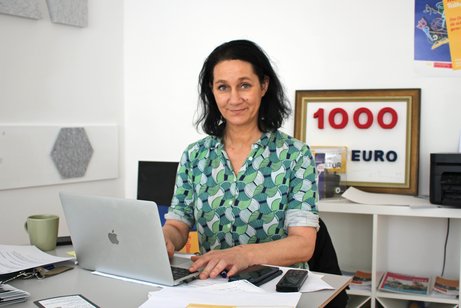 Frau Wei&szlig; sitzt am Laptop am Schreibtisch