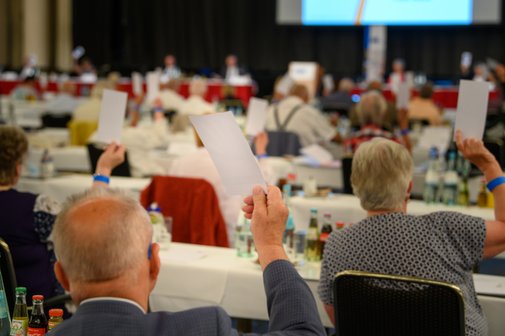 Mitglieder mit Stimmzetteln im Festsaal