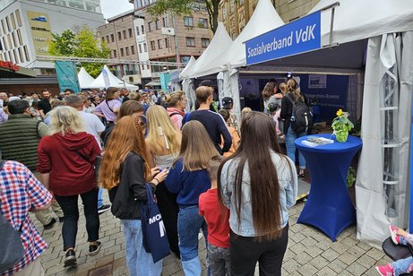 Infostand mit vielen Passanten