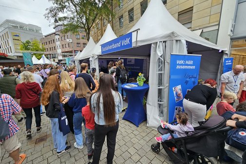 Infostand mit vielen Passanten