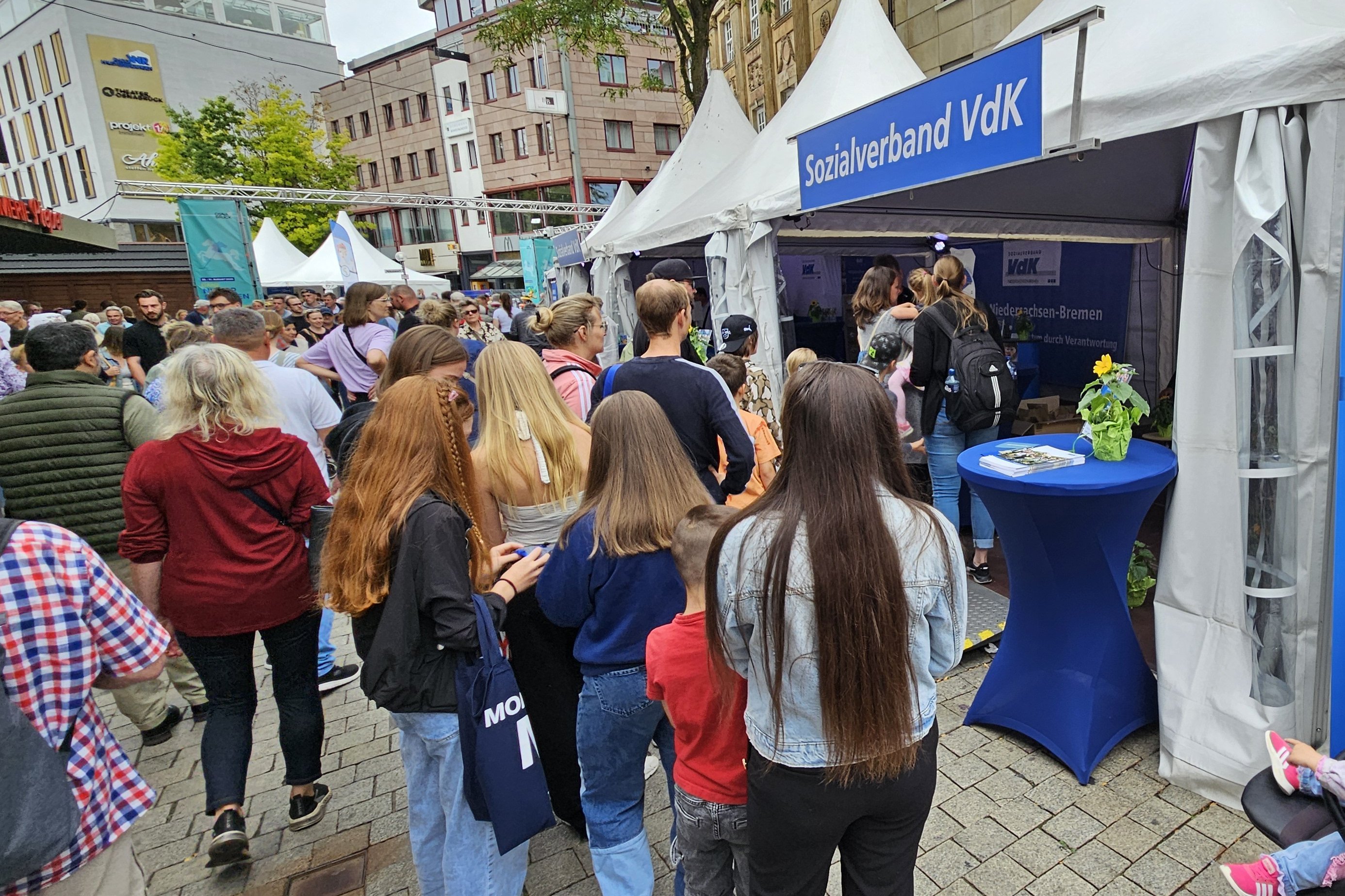 Infostand mit vielen Passanten
