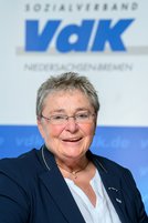 Jutta Da Corte vor dem blauen VdK-Logo