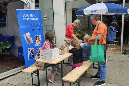 Zwei Kinder mit ihrer Mutter in der Malecke