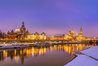 das beleuchtete Dresden bei Abendlicht im Winter