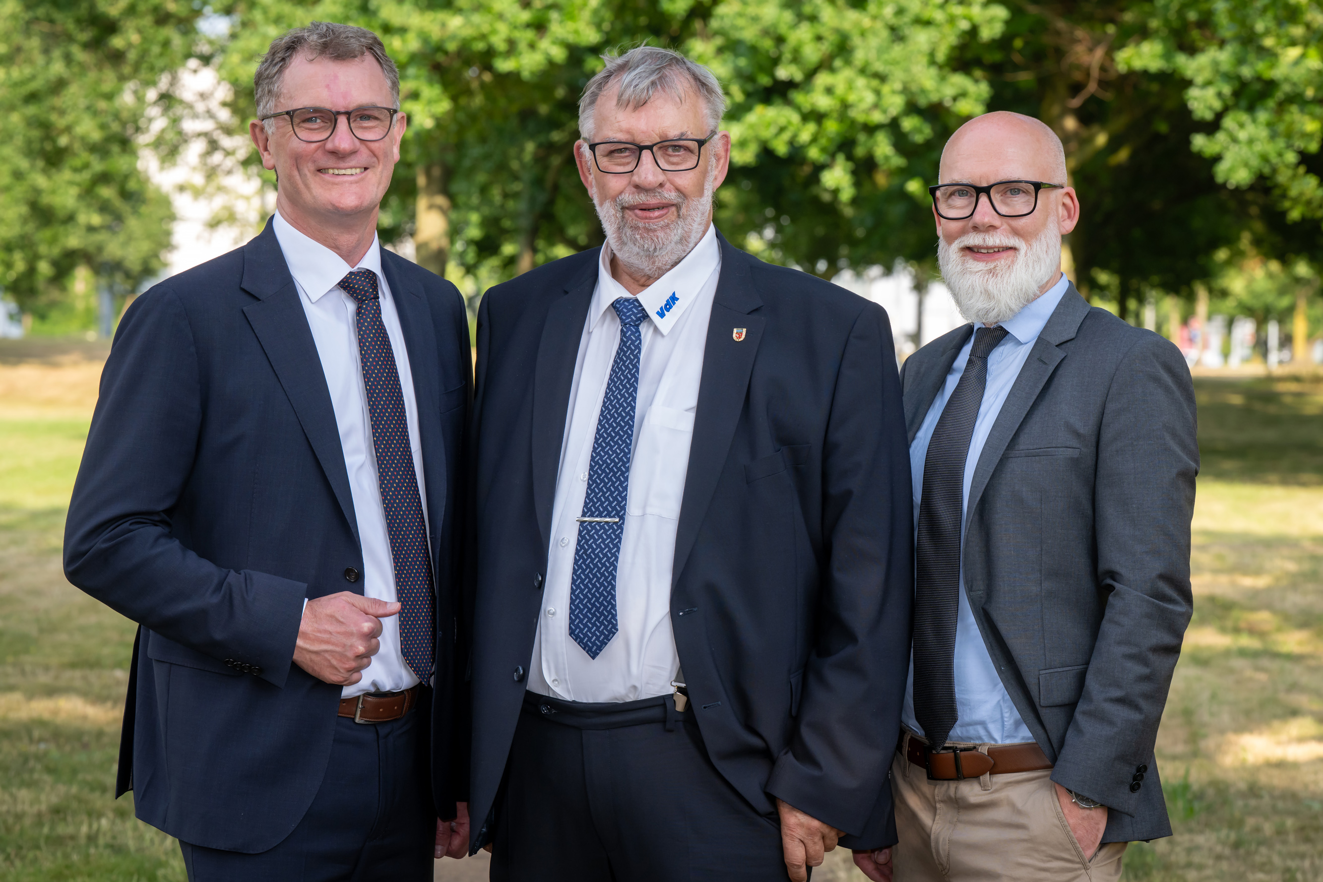 Die drei VdKler im Anzug als Gruppe zusammenstehend