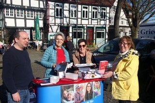 Die Ehrenamtlichen am Infostand