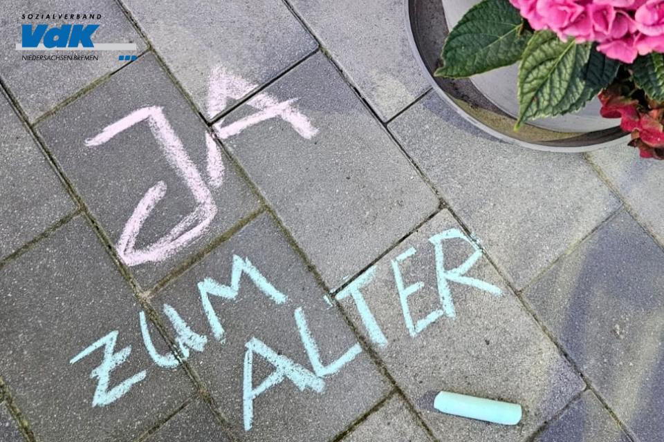 Die Worte "Ja zum Alter" mit Kreide gemalt