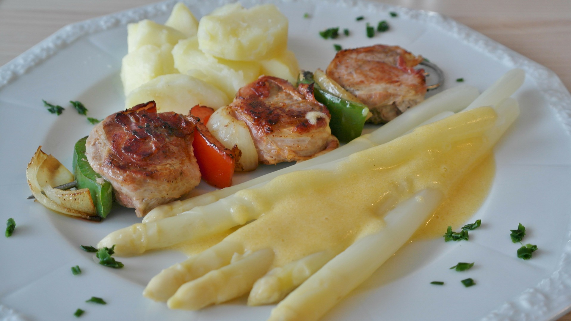Gekochter Spargel mit Sauce, Fleisch und Kartoffeln