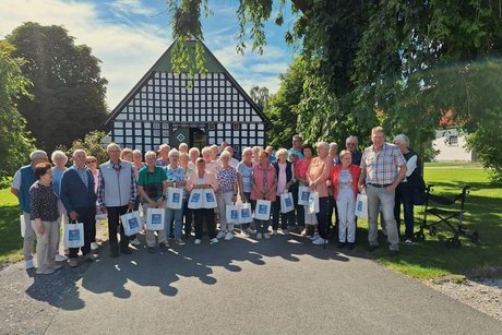 Gruppenfoto der VdK-Gruppe vor einem historischen Gebäude