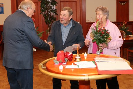 Wilhelm Ihnen begl&uuml;ckw&uuml;nscht Ehepaar Menssen