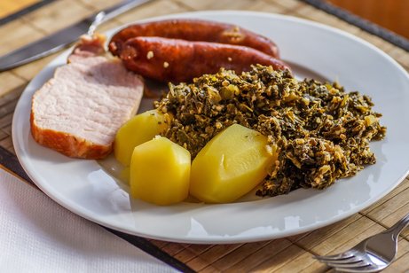 Teller mit Gr&uuml;nkohl, Kartoffeln und Fleisch