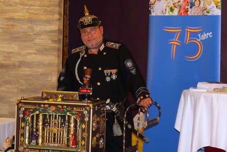 Drehorgelspieler vor dem Banner "75 Jahre VdK"