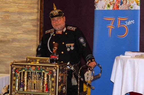 Drehorgelspieler vor dem Banner "75 Jahre VdK"