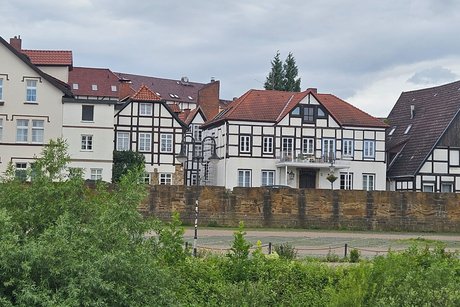 Die Fischerstadt ist ein alter Stadtteil von Minden. Die Fachwerkh&auml;user stammen &uuml;berwiegend aus dem 16. und 17. Jahrhundert und stehen hinter der ehemaligen Festungsmauer, die heute als Hochwasserschutz dient.