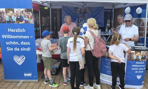 Besucher am Infostand