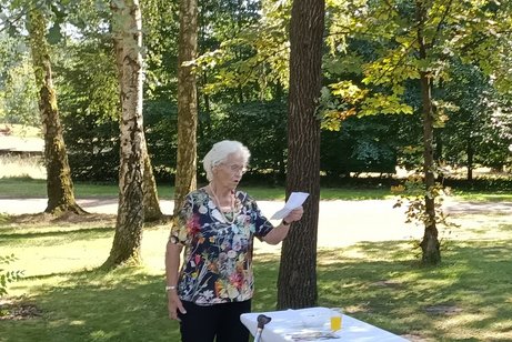 Christa Schampatis mit ihrem musikalischen Beitrag zum Beginn der Veranstaltung.
