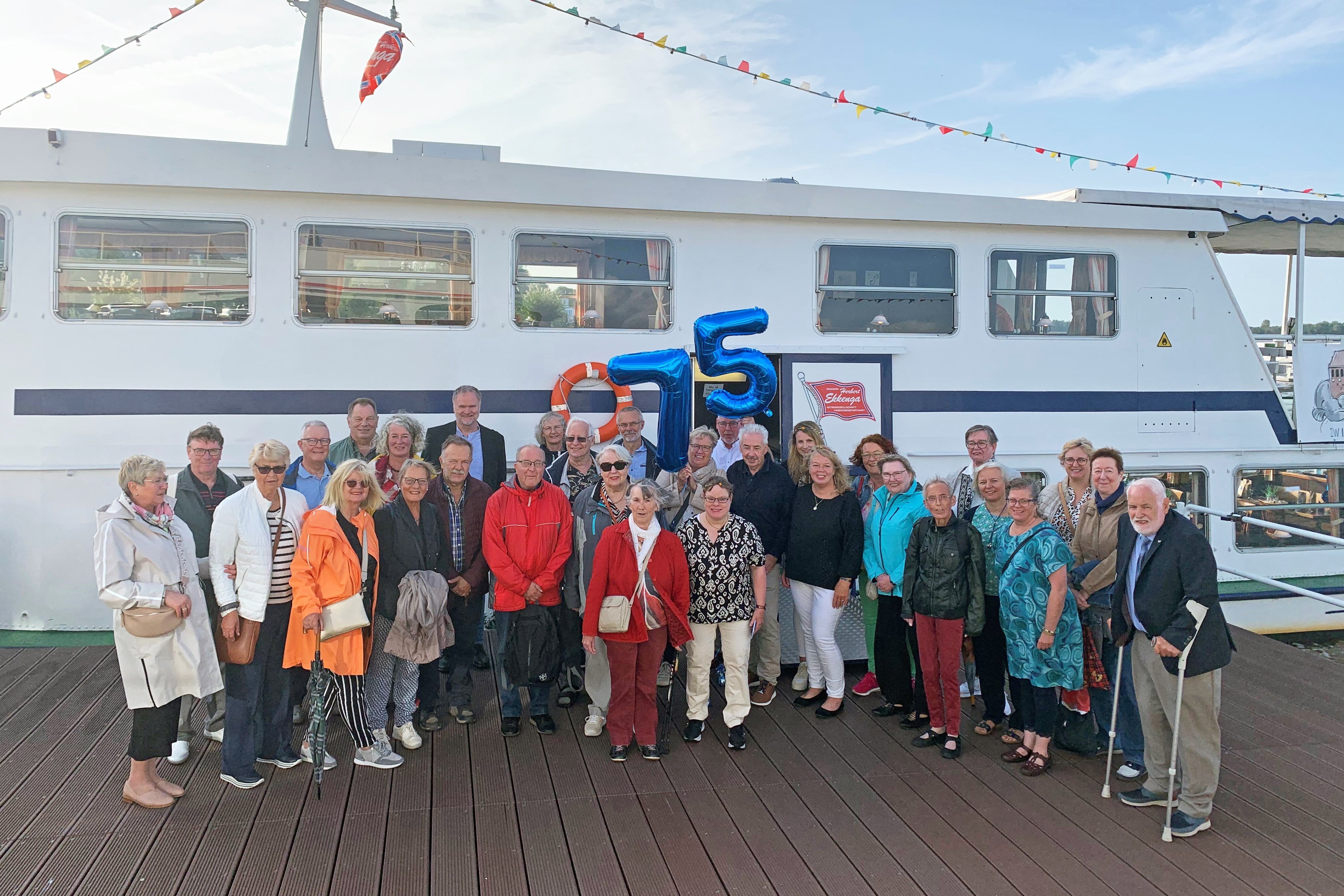 Gruppenfoto der Ehrenamtlichen vor dm Schiff