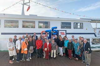 Gruppenfoto der Ehrenamtlichen vor dem Schiff