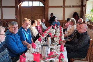 Alle warten gespannt auf den Kuchen