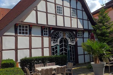 Ein Fachwerkhaus in Weiß-braun