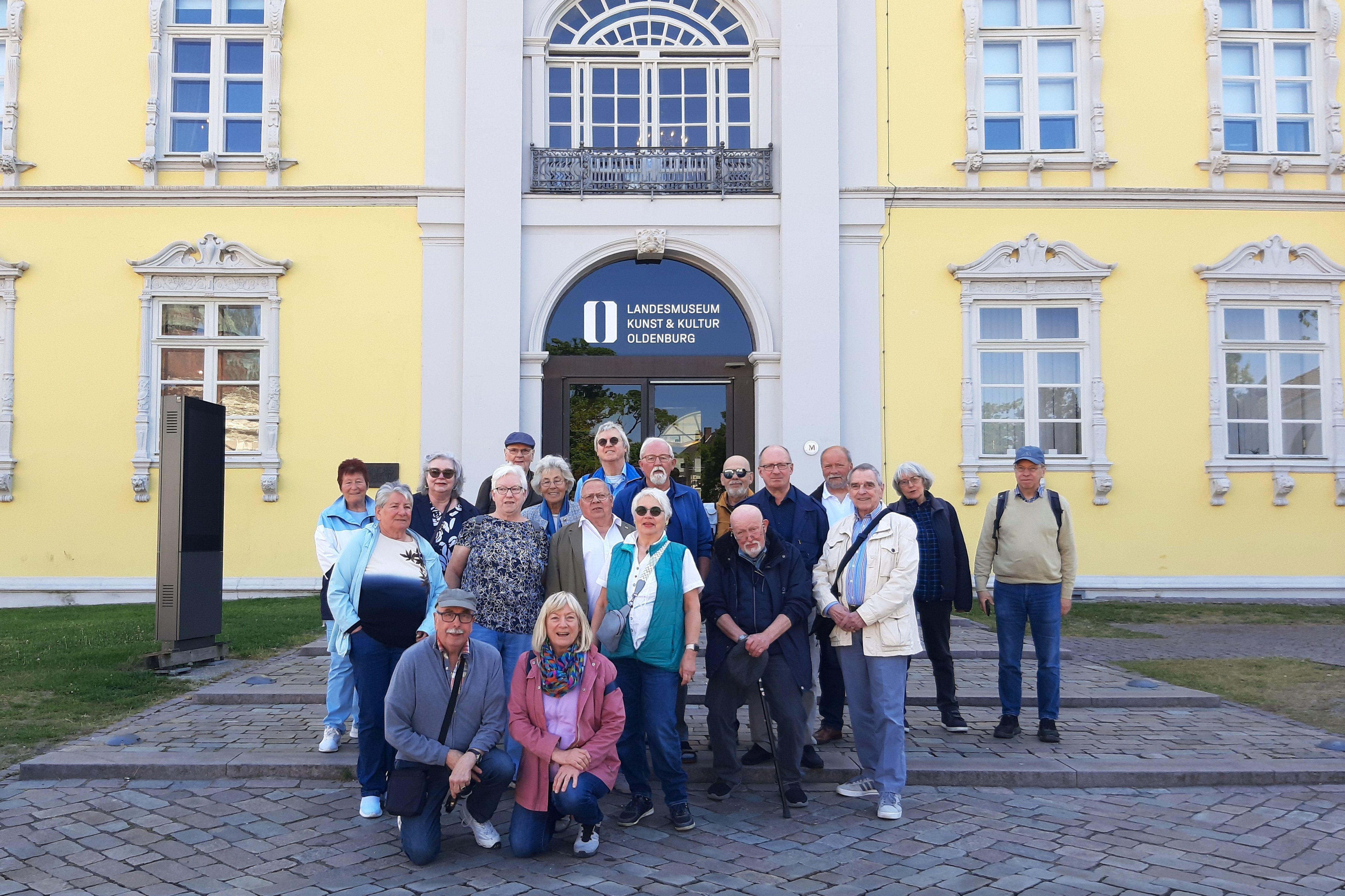 Gruppenfoto vor dem Oldenburger Schloss