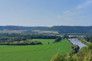 Weserbergland mit grünen Weiden und Feldern