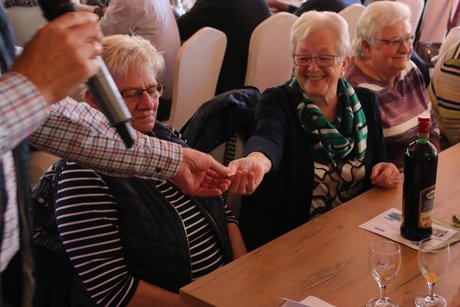 Gewinnerin zeigt Gl&uuml;ckslos