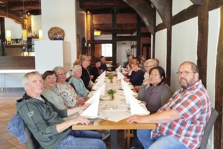 Spargelessen im Bauergarten Hoyerhagen Mitlieder des VdK Ortsverband Hoyerhagen im Bauerngarten