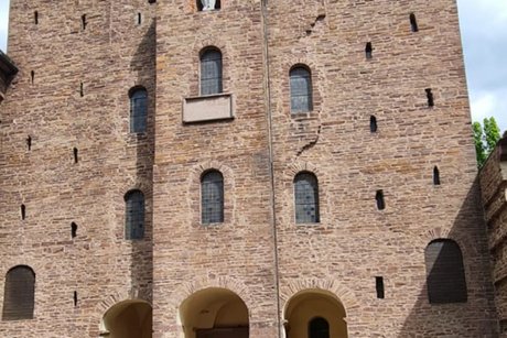 Personen stehen vor dem Westwerk der Abteikirche von Schloss Corvey