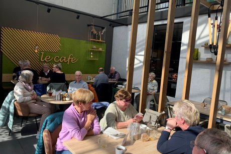 Mitglieder beim Osterfrühstück