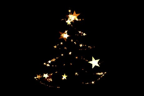Ein schwarzes Bild mit einem Weihnachtsbaum aus Lichtern