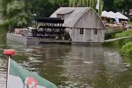 Die historische Schiffm&uuml;hle Minden an der Weserpromenade in Minden, direkt gegen&uuml;ber dem gro&szlig;en Parkplatz &bdquo;Kanzlers Weide&ldquo;. Es handelt sich dabei um den originalgetreuen Nachbau einer Schiffm&uuml;hle aus dem 18. Jahrhundert und ist die einzige voll funktionst&uuml;chtige, kornmahlende Flussm&uuml;hle dieser Art in Deutschland.