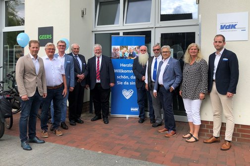 Gruppenfoto draußen vor dem Eingang der Geschäftsstelle