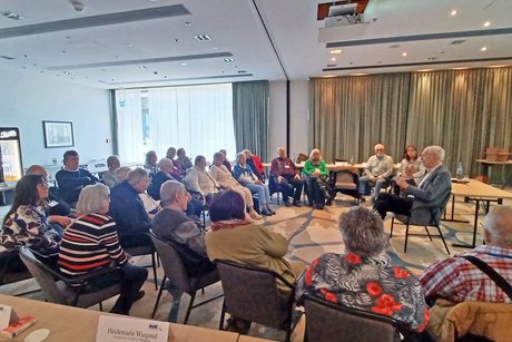 Dr. Henning Scherf und die Besucher auf ihren Stühlen