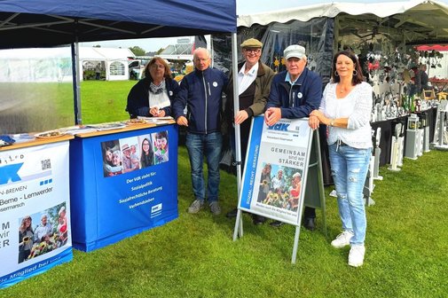 Gruppenfoto am Infostand