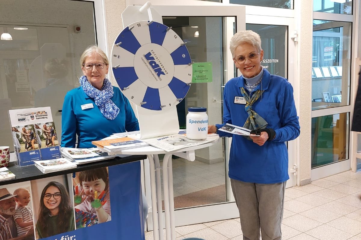 Zwei Ehrenamtliche am Infostand