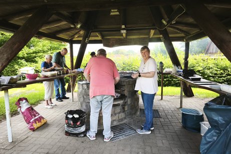 Gemeinschaftlicher Genuss von Getr&auml;nken und Speisen vom Grill