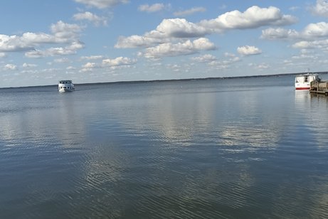 Ein Fahrgastschiff des Steinhuder Meeres kommt von der Insel Wilhelmstein. Es fährt zu dem Anleger in Steinhude damit wir einsteigen können.