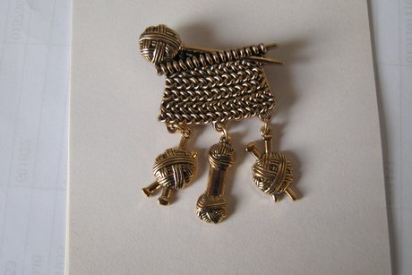 Handarbeitskennung Alle Damen haben eine Anstecknadel als Kennung erhalten.