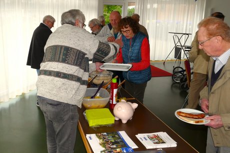 Mitglieder am Grillbufett