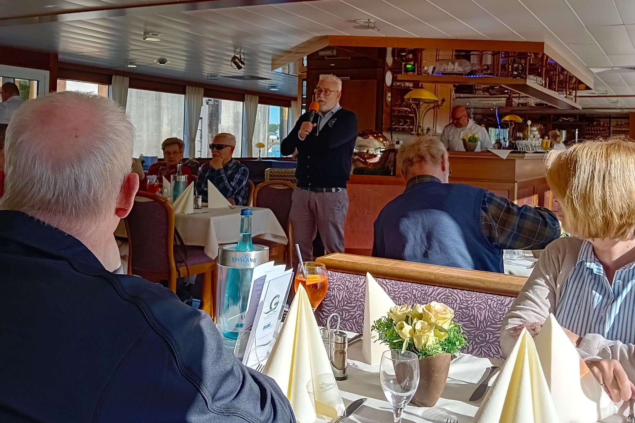 Andreas Rohloff im Schiff vor den Gästen