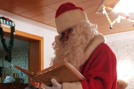 2024 besuchte uns der Weihnachtsmann auf der Weihnachtsfeier bei so vielen lieben Gesichtern konnte er sich das nicht nehmen lassen persönlich vorbei zu kommen