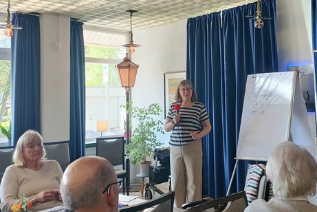 Sibylle Brunnemann mit Flipchart und Mikrofon
