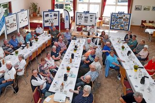 Ehrenamtliche VdKler an Tischen im Saal