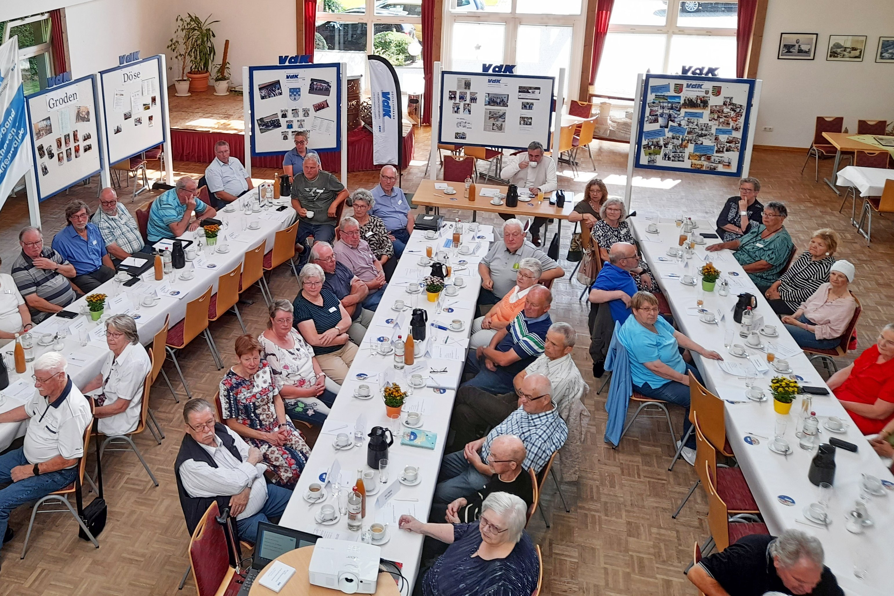 Ehrenamtliche VdKler an Tischen im Saal