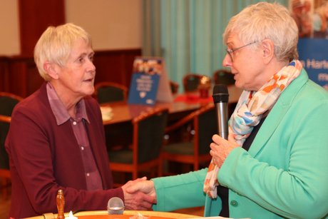 Christa F&ouml;rster nimmt Gl&uuml;ckw&uuml;nsche entgegen