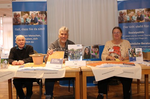 Die drei Personen am Infotisch