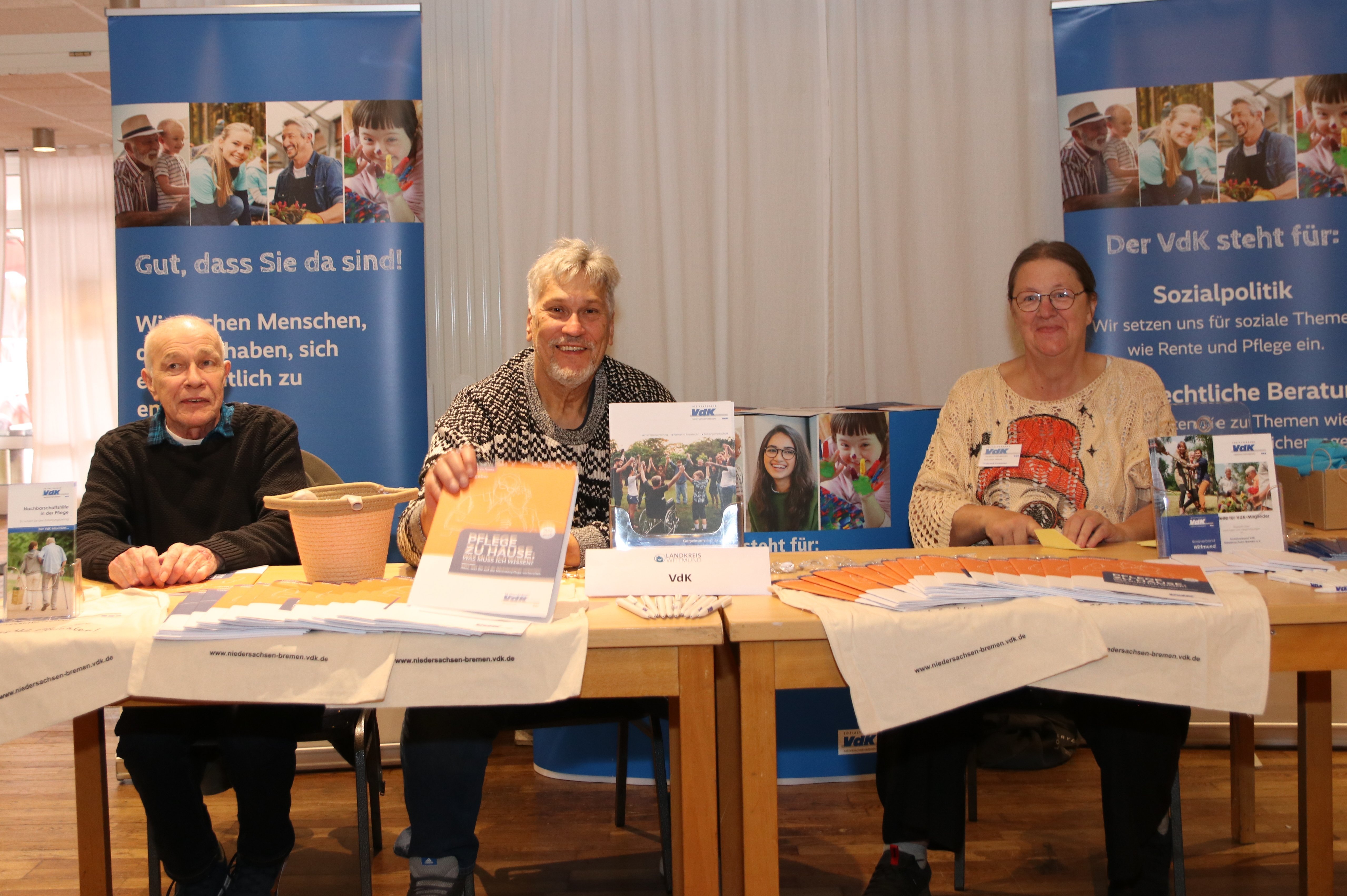 Die drei Personen am Infotisch